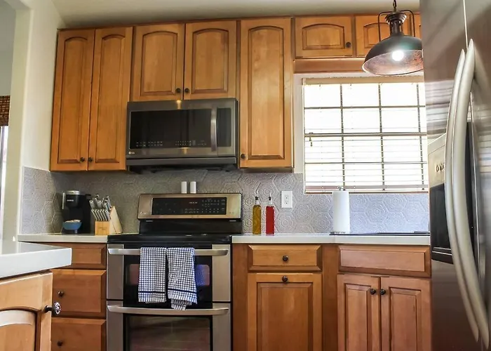 Lakefront Hacienda With Pool, Hot-tub, Tennis Holiday home