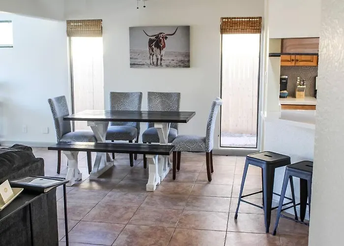 Lakefront Hacienda With Pool, Hot-tub, Tennis Holiday home
