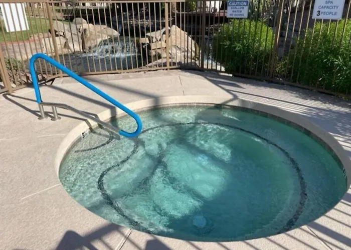 Lakefront Hacienda With Pool, Hot-tub, Tennis * Chandler